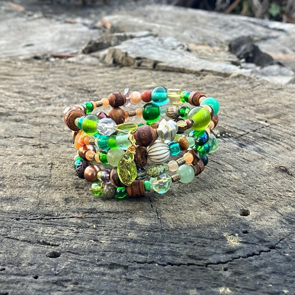 NWOT Green earth colors memory wire bracelet - glass and gemstone wrap bracelet - Picture 4 of 10